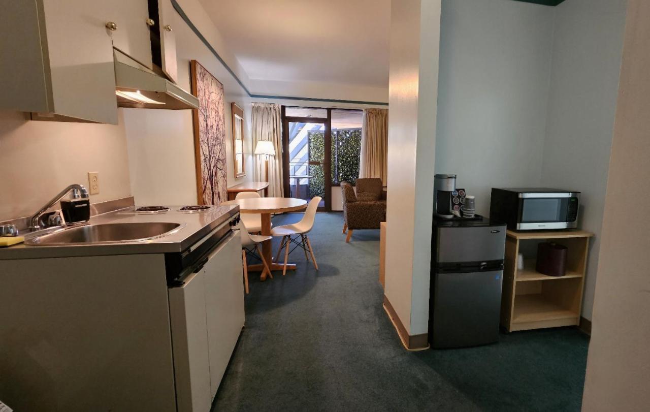 The Cedars Inn Hotel & Convention Centre Gibsons Ngoại thất bức ảnh